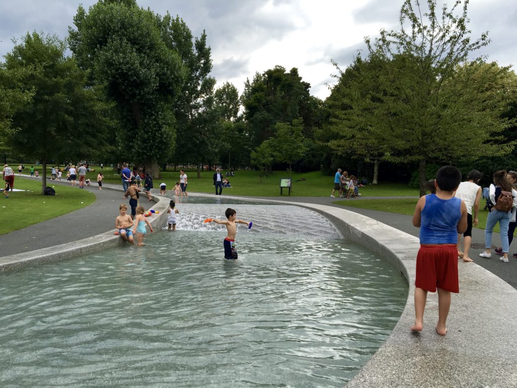Princess Diana Memorial Fountain, very large, many children